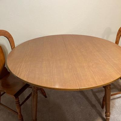Round kitchen table and 2 chairs