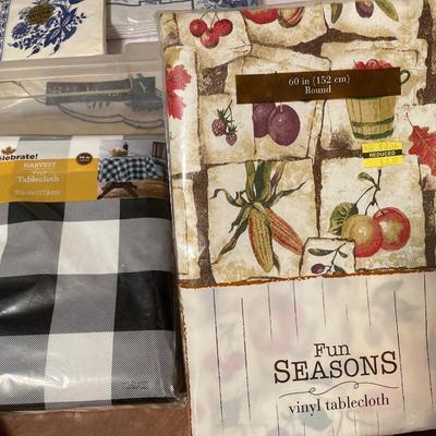 Tote of new table decor items