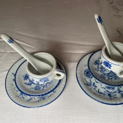 2 mini tea cups