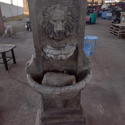 Resin Garden Statue Lion Face Water Fountain