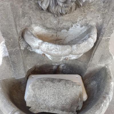 Resin Garden Statue Lion Face Water Fountain