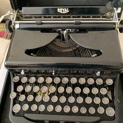 1930s Royal Portable Typewriter in Case