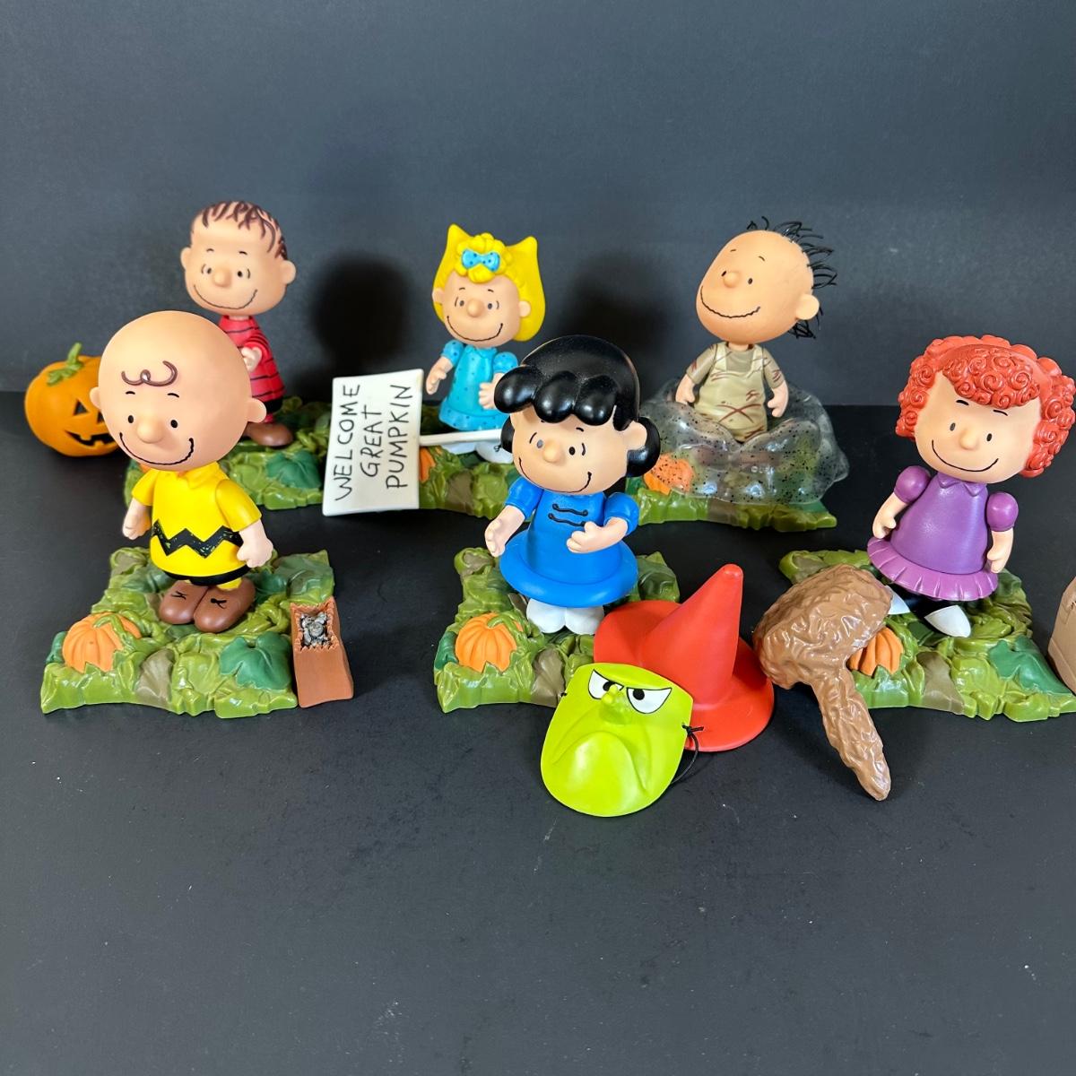 LOT 123L: Vintage Department 56 Peanuts Halloween Party LOT 123L: Vintage Department 56 Peanuts Halloween Party