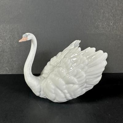 LOT 137L: Lladro White Swan w/ Box