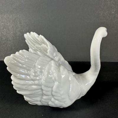 LOT 137L: Lladro White Swan w/ Box