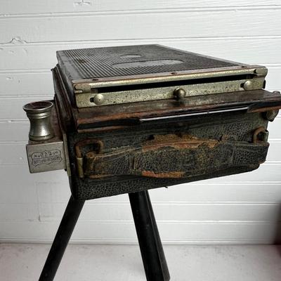 U722 Mid Century Brownie #33 Kodak Camera w/Enlarging Box & Tripod