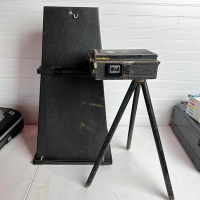 U722 Mid Century Brownie #33 Kodak Camera w/Enlarging Box & Tripod