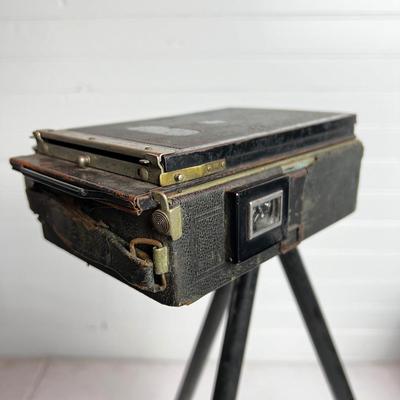 U722 Mid Century Brownie #33 Kodak Camera w/Enlarging Box & Tripod