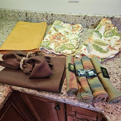 Assortment of Placemats, Napkins and Napkin Rings (DR-DW)