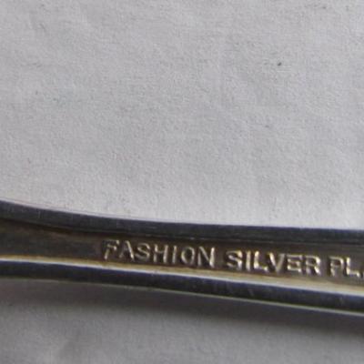 LOT 252: Vintage Diplomat Pattern Silver Plate Spreader Knife Set, Fashion Silver Plate