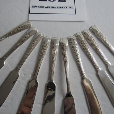 LOT 252: Vintage Diplomat Pattern Silver Plate Spreader Knife Set, Fashion Silver Plate