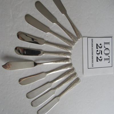 LOT 252: Vintage Diplomat Pattern Silver Plate Spreader Knife Set, Fashion Silver Plate