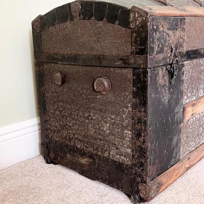 Vtg Dome Top Trunk