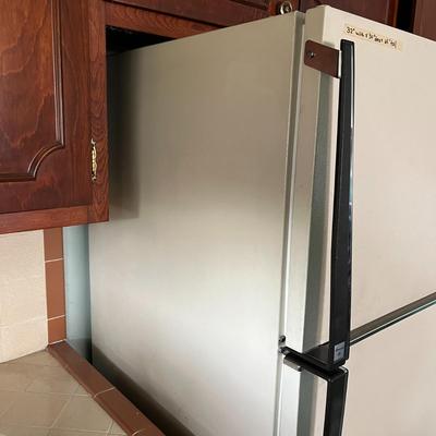 Amana 18 Almond Refrigerator