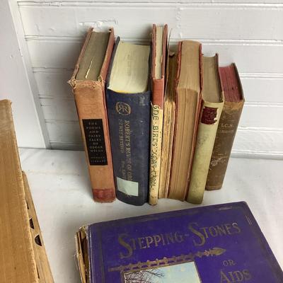 U651 Vintage Webster's Dictionary & Assorted Antique Books