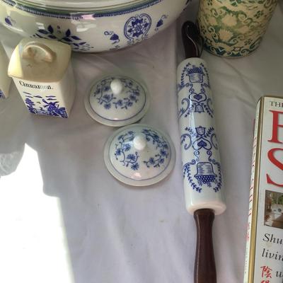 U673 Blue & White Planter & Assorted Dishes