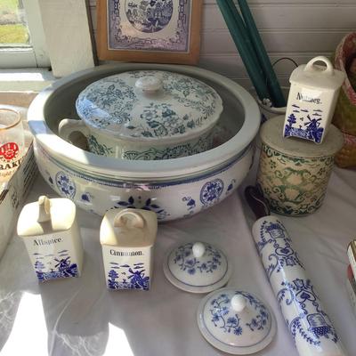 U673 Blue & White Planter & Assorted Dishes