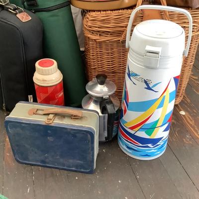 U675 Vintage Picnic Lot