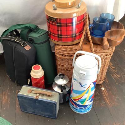 U675 Vintage Picnic Lot