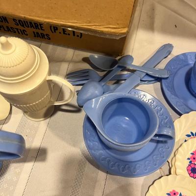 Box of vintage doll dishes & cook ware