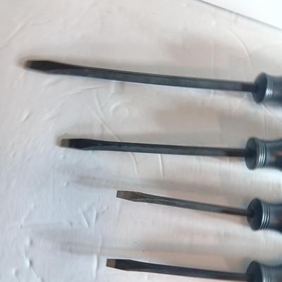 4 Craftsman Flat head screwdrivers