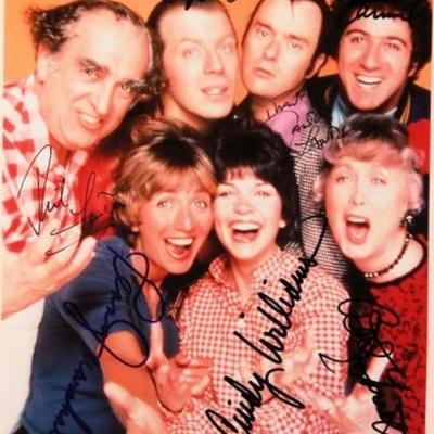 Laverne and Shirley cast signed promo photo 