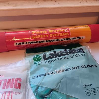 Parachute Rouge MK 3 RED flare - Chemical resistant gloves - Mylar sock liner Insulating warmth. - more