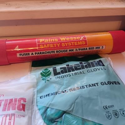 Parachute Rouge MK 3 RED flare - Chemical resistant gloves - Mylar sock liner Insulating warmth. - more