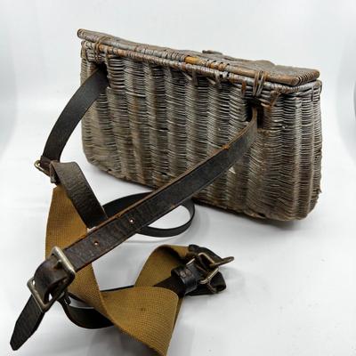 1192 Vintage Split Reed Fishing Creel w/ Leather Strap & Book