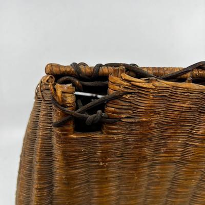 1193 Vintage Split Reed Fishing Creel W/ Key