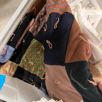 Tote of linens & quilt