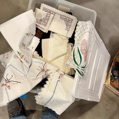 Tote of linens & quilt