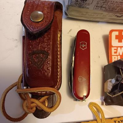 Swiss army knife with belt case - Emergency blanket 0 nylon bag - and more survival / Prepping type items