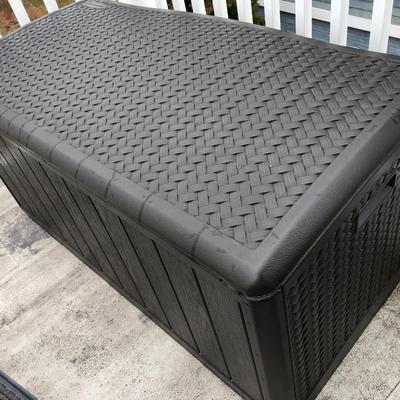 Suncast Outdoor Dock Box - Clean