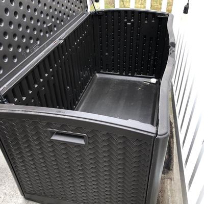 Suncast Outdoor Dock Box - Clean