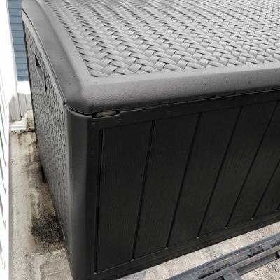 Suncast Outdoor Dock Box - Clean