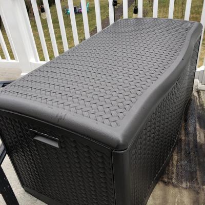 Suncast Outdoor Dock Box - Clean