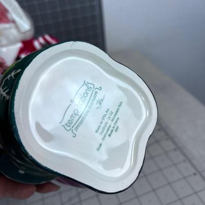 (4) with A Lid, BRAND NEW Box titled SANTA CLAUS Mugs 