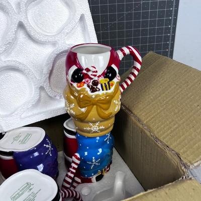 (4) with A Lid, BRAND NEW Box titled SANTA CLAUS Mugs 