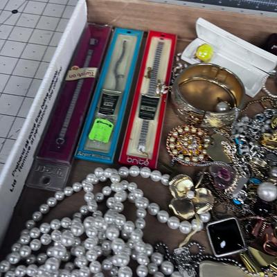 Tray of Mixed Jewelry
