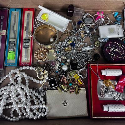 Tray of Mixed Jewelry