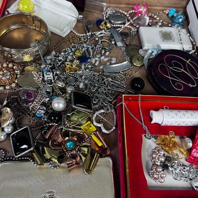 Tray of Mixed Jewelry