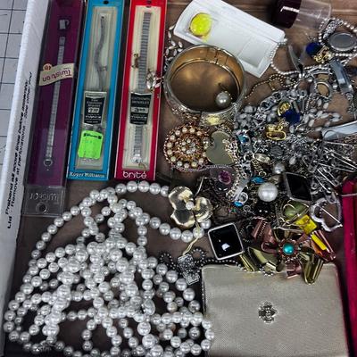 Tray of Mixed Jewelry