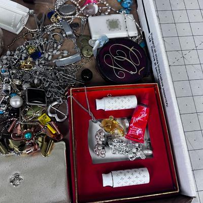 Tray of Mixed Jewelry