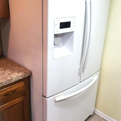 Samsung Refrigerator, Model RF26XAEWP