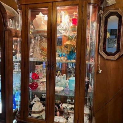 Curio with mirrors and lights  ONLY $120
OPens from front wooden 