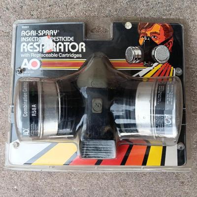Agri-Spray Insecticide / pesticide respirator with replacable cartridges