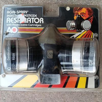Agri-Spray Insecticide / pesticide respirator with replacable cartridges