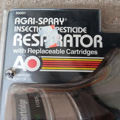 Agri-Spray Insecticide / pesticide respirator with replacable cartridges