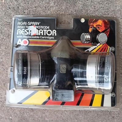 Agri-Spray Insecticide / pesticide respirator with replacable cartridges